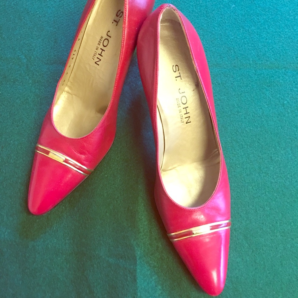 Timeless St. John Red Heels w/Gold Band 8AA
